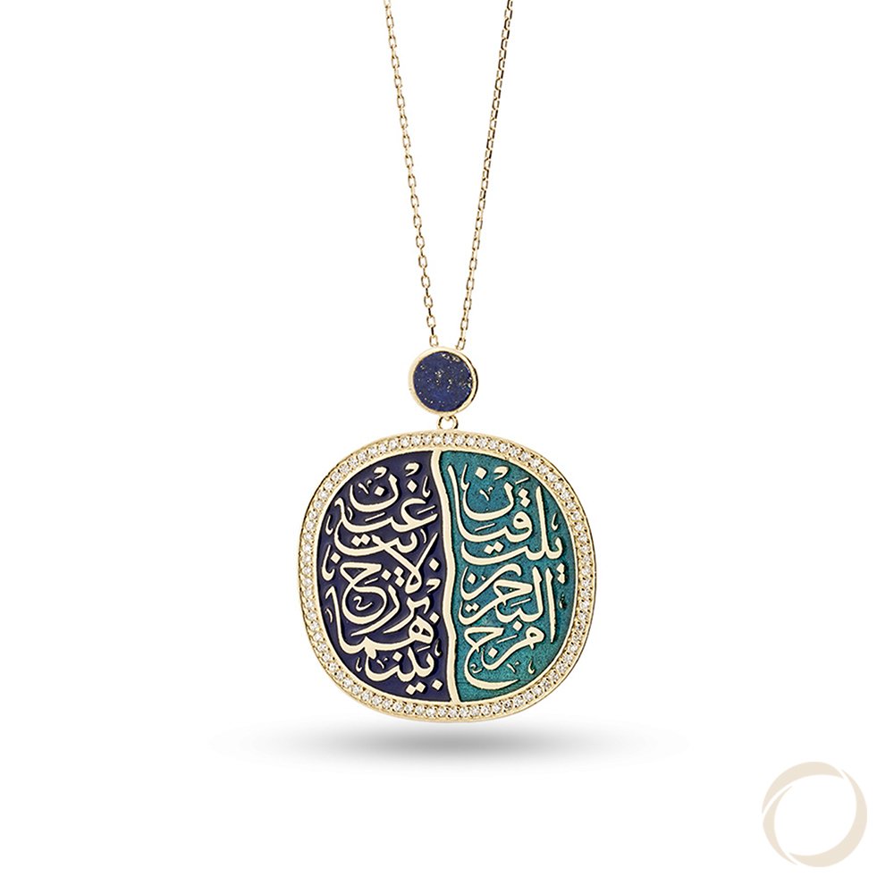 18 ayar altın ve pırlanta çerçeveli, mavi ve yeşil mineli, ikiye bölünmüş dairesel formda Hat Sanatı motifli lüks kolye.