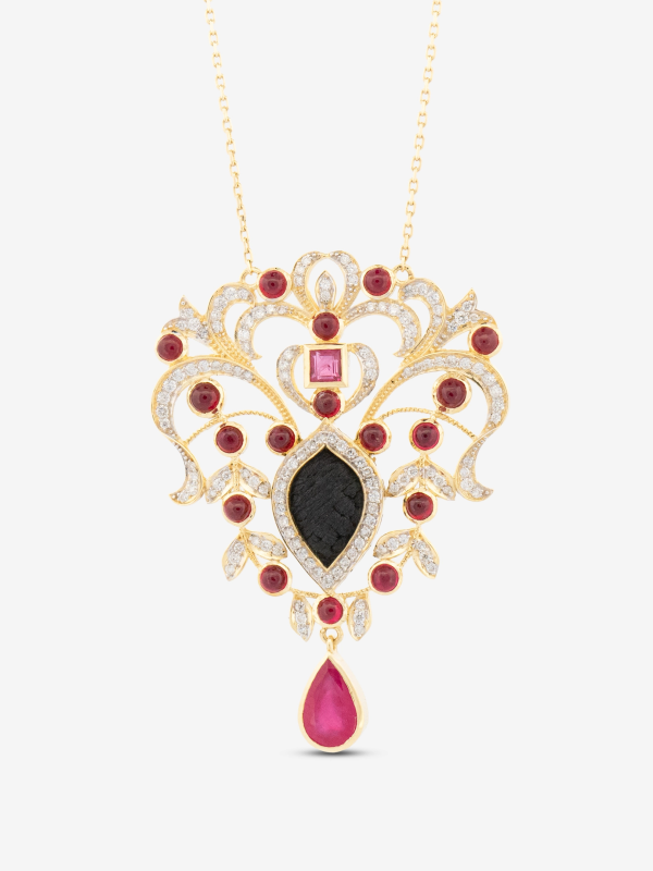 Kabe örtüsü motifleri ile işlenmiş, üzerinde asil yakut taşları bulunan vintage tasarımlı 18 ayar altın kolye.