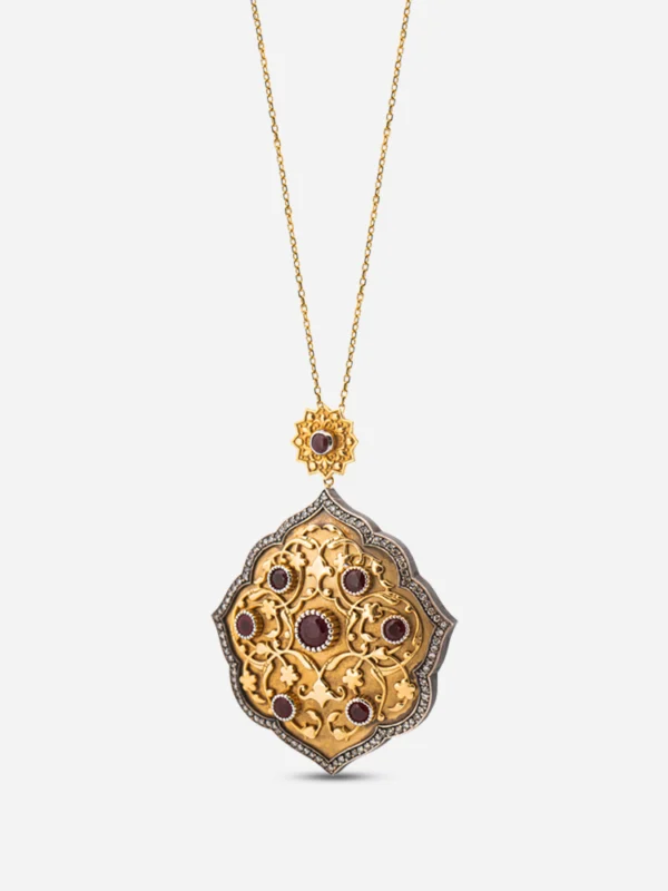 Kalkan formunda doğal yakut ve pırlanta taşlı 18 ayar altın kolye ucu tasarımı