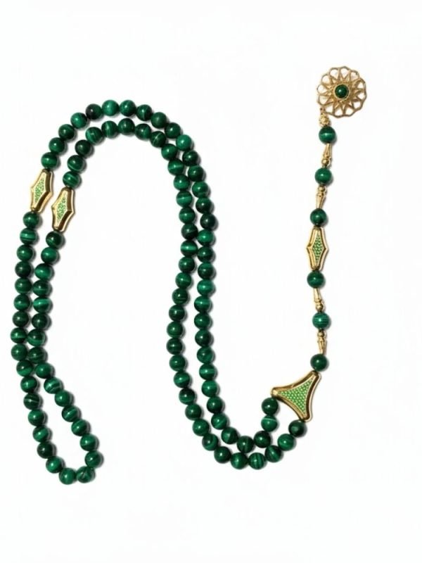 925 ayar gümüş imame ve altın kaplama aksamlı, kendine has hareleri olan 99 adet doğal malakit taşlı tesbih.
