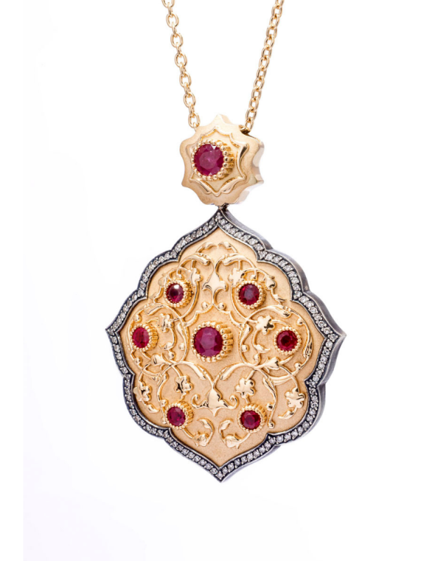 Kalkan formunda doğal yakut ve pırlanta taşlı 18 ayar altın kolye ucu tasarımı