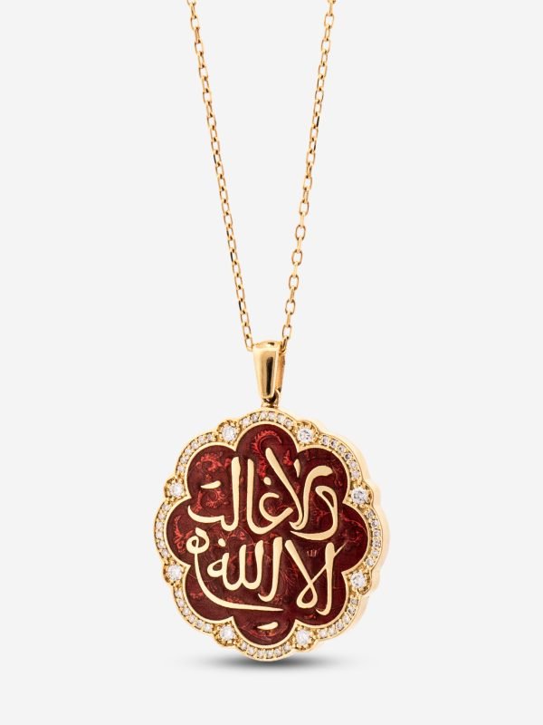 Yakut kırmızısı mine zemin üzerine altın hat sanatı işlemeli ve pırlanta çerçeveli dairesel 18 ayar altın madalyon kolye.