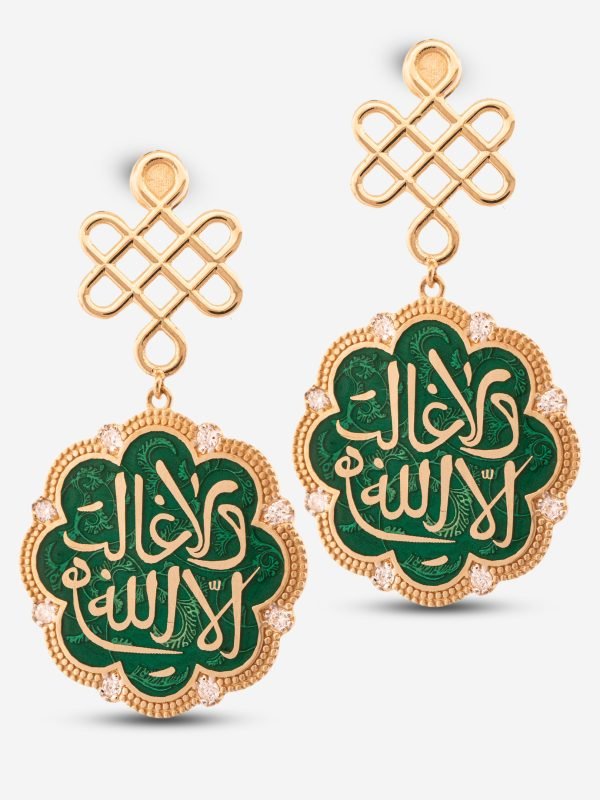 Gül formunda zümrüt yeşili mine zemin üzerine altın hat sanatı işlemeli ve pırlanta çerçeveli 18 ayar altın küpe tasarımı.