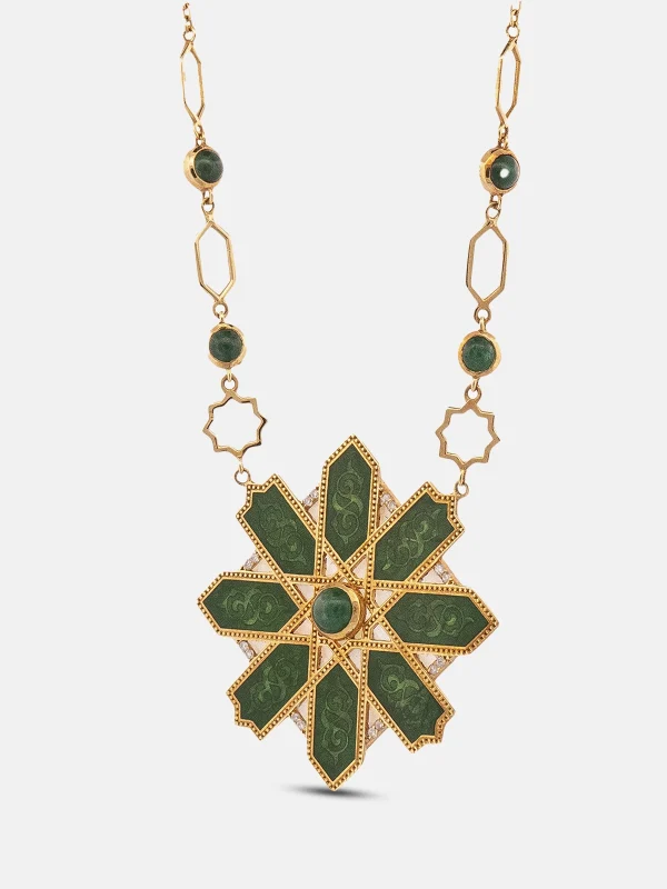 Merkezinde damla kesim zümrüt bulunan pırlanta taşlı 18 ayar altın kolye ucu