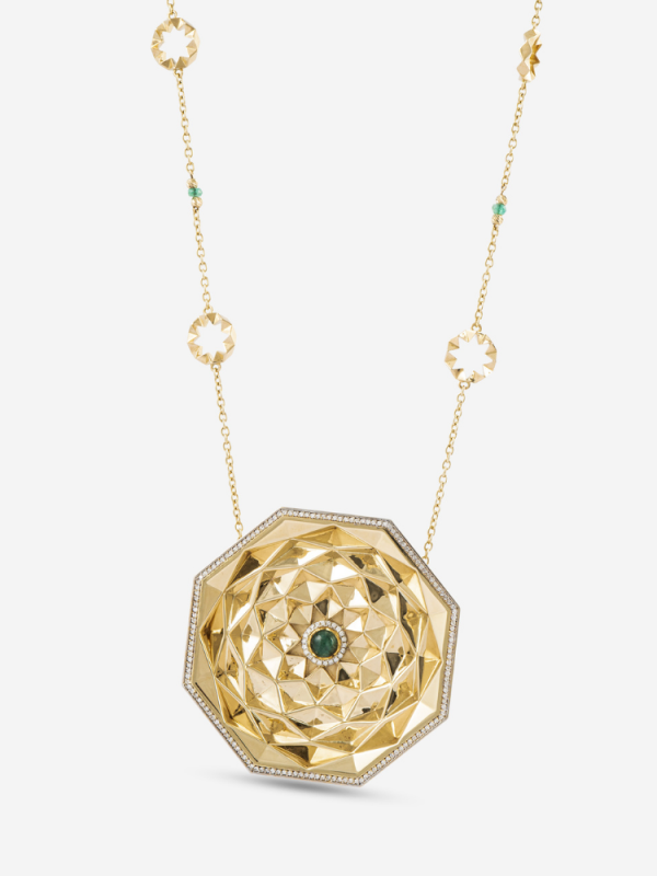 Sekizgen formda merkezinde zümrüt ve çevresinde pırlanta dizilimi bulunan 18 ayar altın kolye