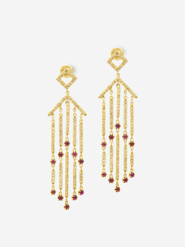 Geometrik üst yapıya sahip pırlanta dizilimli ve yakut uçlu 18 ayar altın püskül küpe