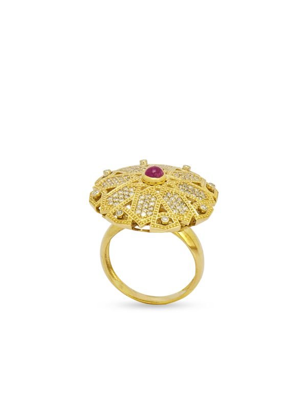 Kubbe formunda pave pırlanta taşlarla bezeli merkezinde doğal yakut bulunan 18 ayar altın yüzük