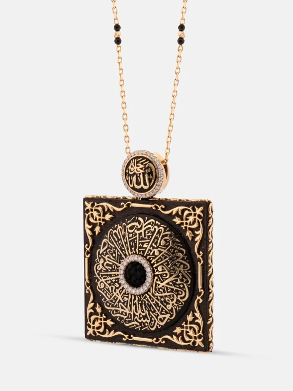 Siyah abanoz üzerine Kabe örtüsü motifli 18 ayar altın kolye ucu tasarımı