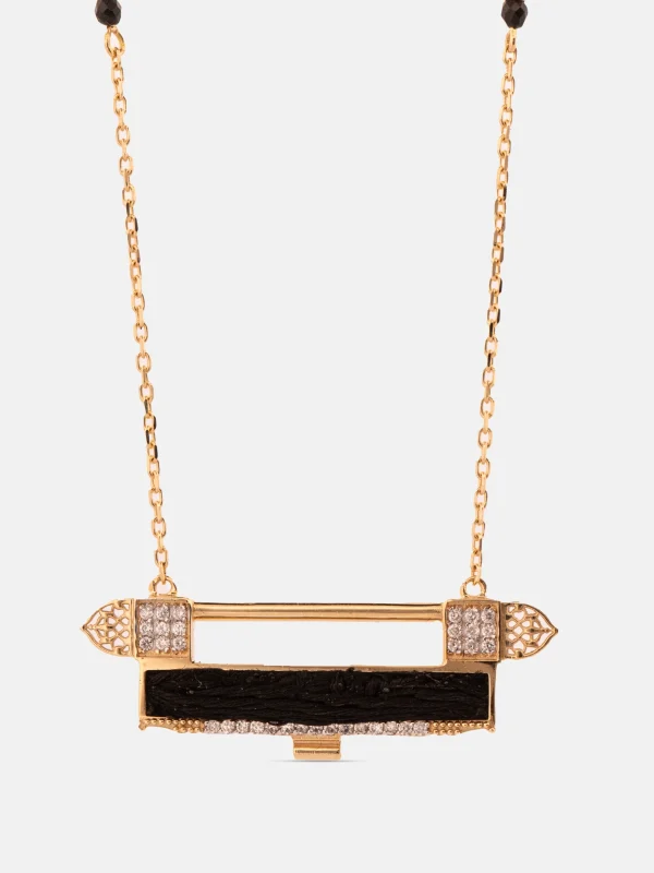 Yoğun pırlanta taşlı Kabe örtüsü motifli 18 ayar altın lüks kolye ucu