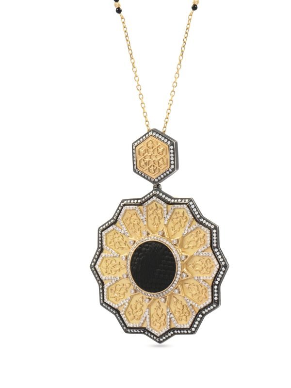 Siyah abanoz üzerine pırlanta taşlı Selçuklu motifli 18 ayar altın kolye ucu