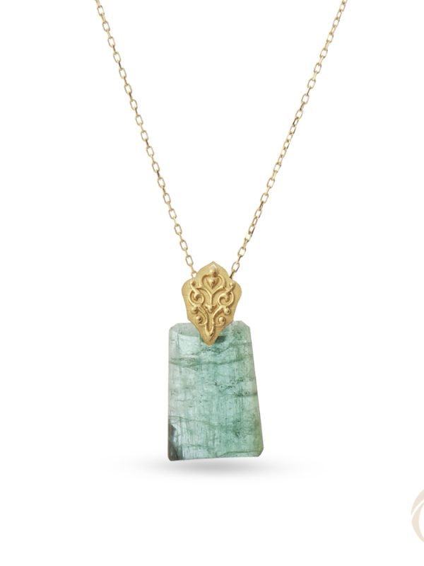 Dikey sütun formunda yeşil turmalin taşlı ve stilize altın lale motifli 18 ayar altın kolye tasarımı.