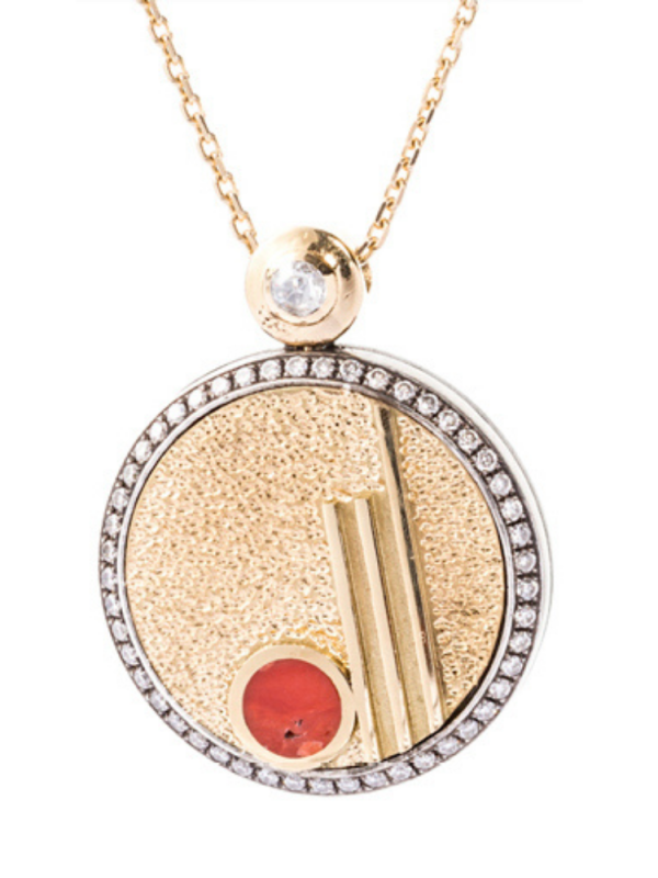 Tekstürize altın yüzey üzerine kırmızı taş ve pırlanta mıhlamalı 18 ayar kolye ucu