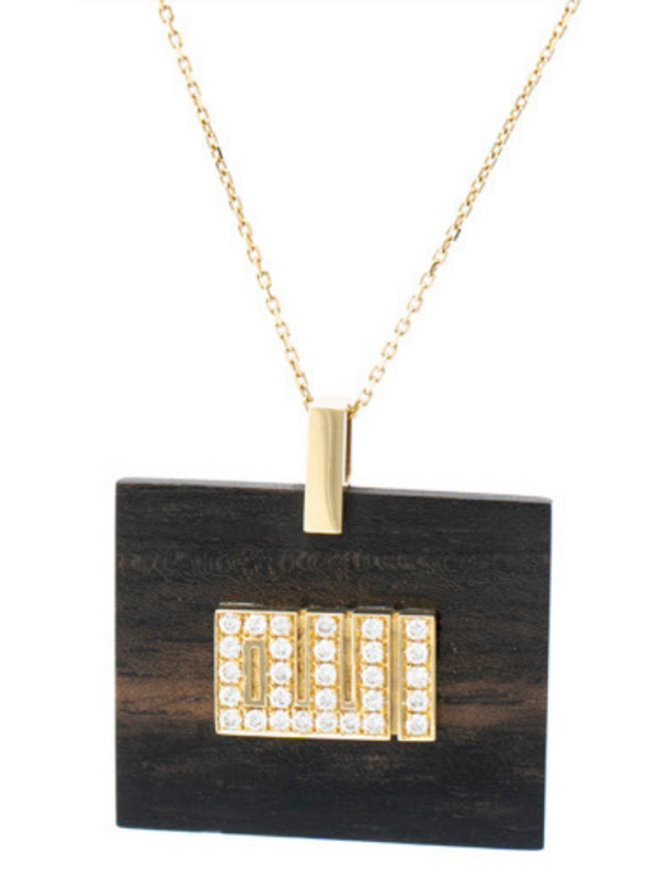 Koyu zemin üzerine pırlanta mıhlamalı altın hat sanatı karakterleri barındıran 18 ayar kolye