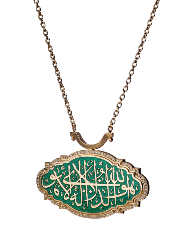 Yeşil mine zemin üzerine pırlanta mıhlamalı altın hat sanatı karakterleri barındıran 18 ayar kolye