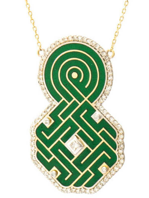 Yeşil mine zemin üzerine pırlanta mıhlamalı altın hat sanatı karakterleri barındıran 18 ayar kolye