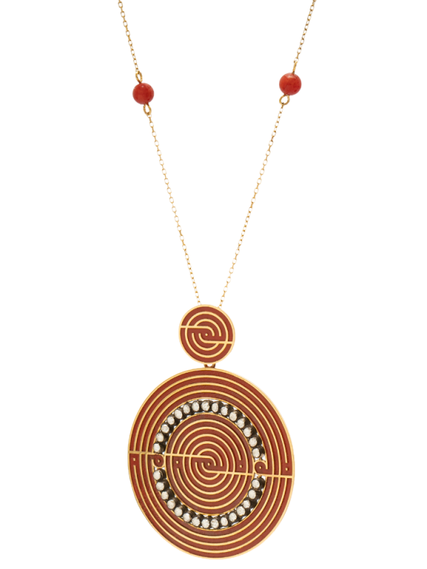 Kırmızı mine zemin üzerine pırlanta çevrelemeli altın spiral tasarım 18 ayar kolye