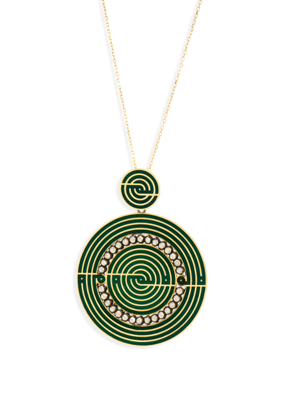 Yeşil mine zemin üzerine pırlanta çevrelemeli altın spiral tasarım 18 ayar kolye