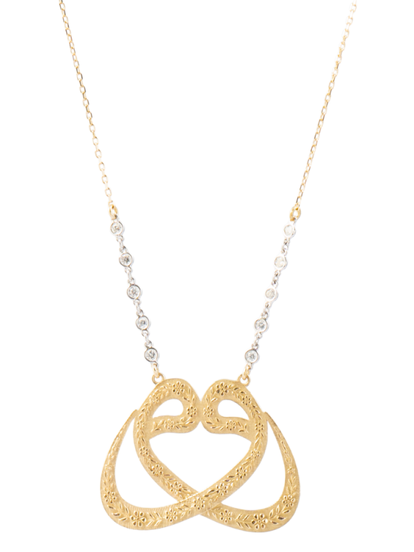 Kare formda karmaşık Aras motifi işlemeli, hatları pırlantalarla vurgulanmış 18 ayar altın lüks kolye tasarımı.