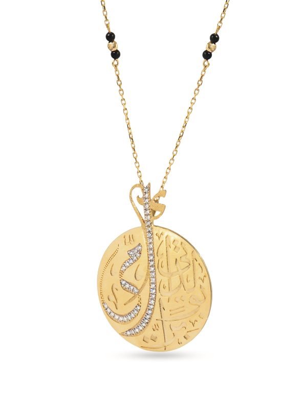 Yuvarlak madalyon formunda, altın oyma Hüsn-ü Hat motifi işlemeli ve pırlanta detaylı 18 ayar altın kolye tasarımı.