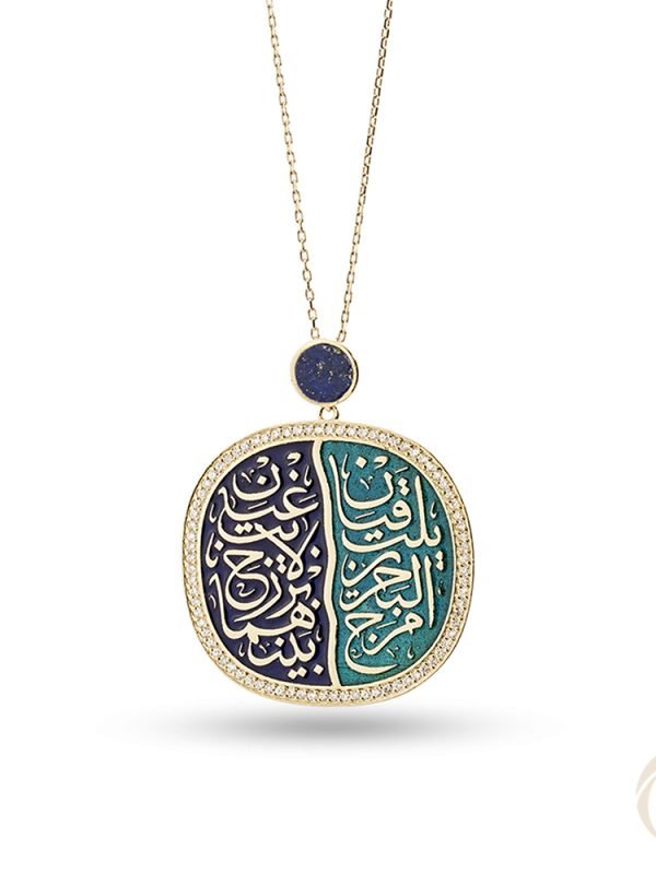 Rahmân Suresi ayetini simgeleyen, lacivert ve turkuaz yeşil mine geçişli 18 ayar altın kolye tasarımı.