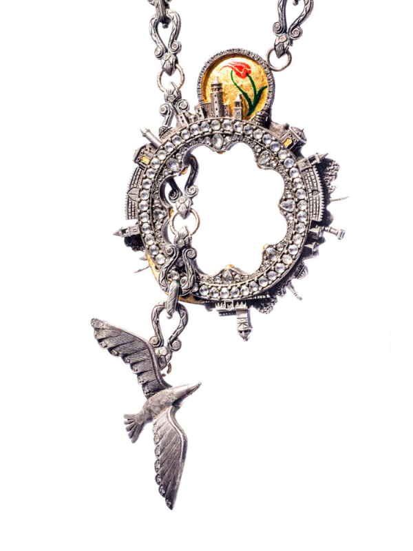 Yedi kademeli geometrik formda pırlanta taşlı 18 ayar altın kolye ucu