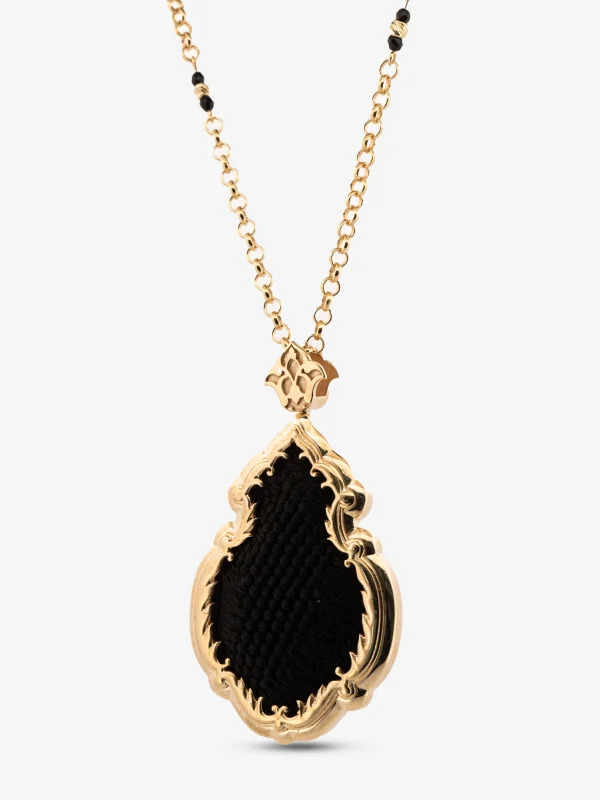 Altın kaplama gümüşten üretilmiş, kandil formunda ve merkezinde gerçek Kabe örtüsü parçası bulunan taşsız minimalist kolye.