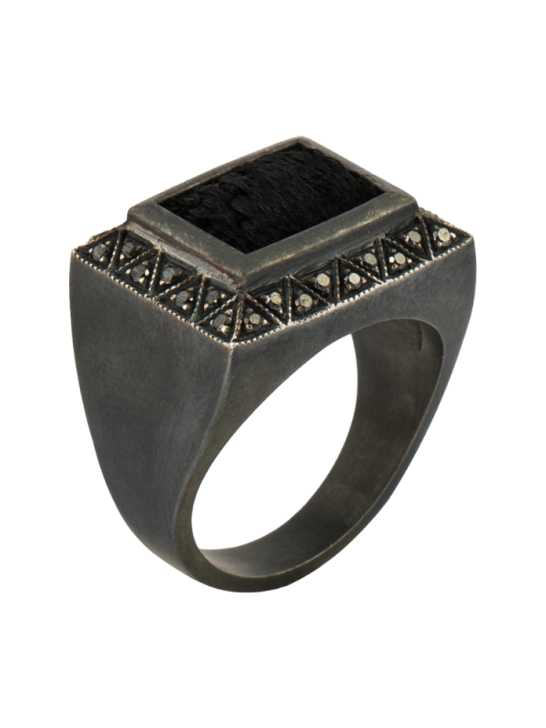 Siyah dokulu yüzey üzerine geometrik kabartmalı 925 ayar gümüş erkek yüzük