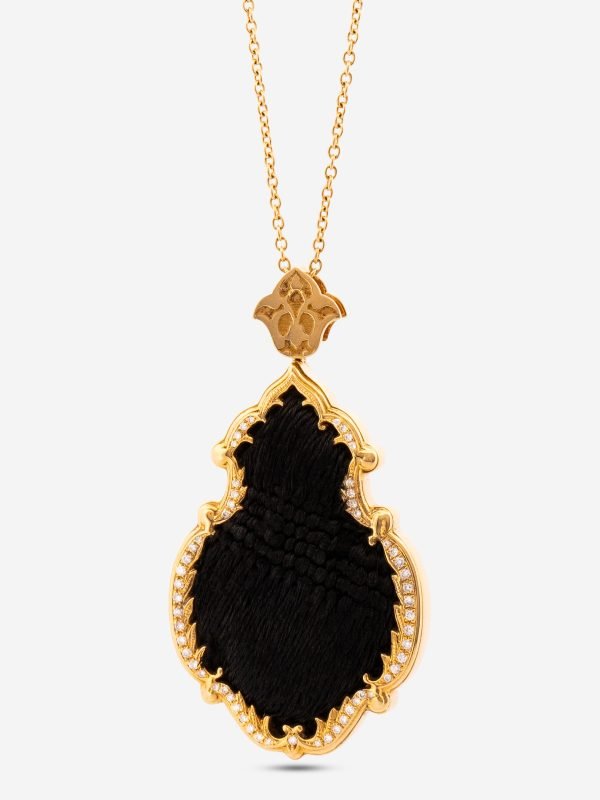 Taşlı kandil formunda Kabe örtüsü motifli 18 ayar altın kolye ucu