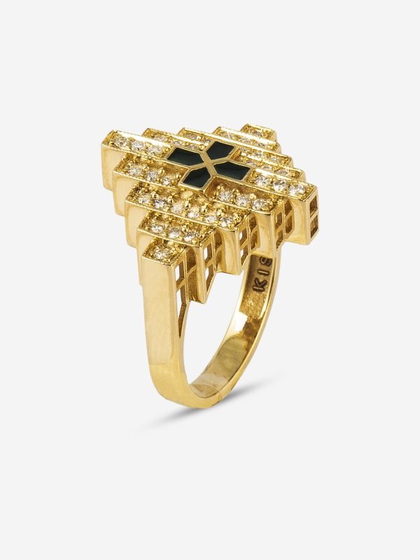 Basamaklı (tiered) formda pırlanta dizilimli ve merkezinde kontrast mine bulunan 18 ayar altın mühür yüzük tasarımı