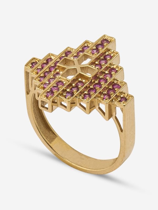 Kademeli (tiered) basamak yapısına sahip doğal yakut mıhlamalı 18 ayar altın yüzük tasarımı