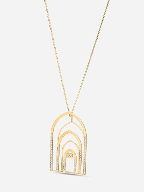 Dikey sütun formunda çok renkli mine dolgulu Kufi hat sanatı ve pırlanta çevrelemeli 18 ayar altın kolye