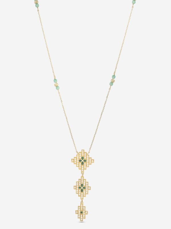 Üç katmanlı geometrik motifli, merkezinde zümrüt ve çevresinde pırlanta mıhlama bulunan 18 ayar altın kolye