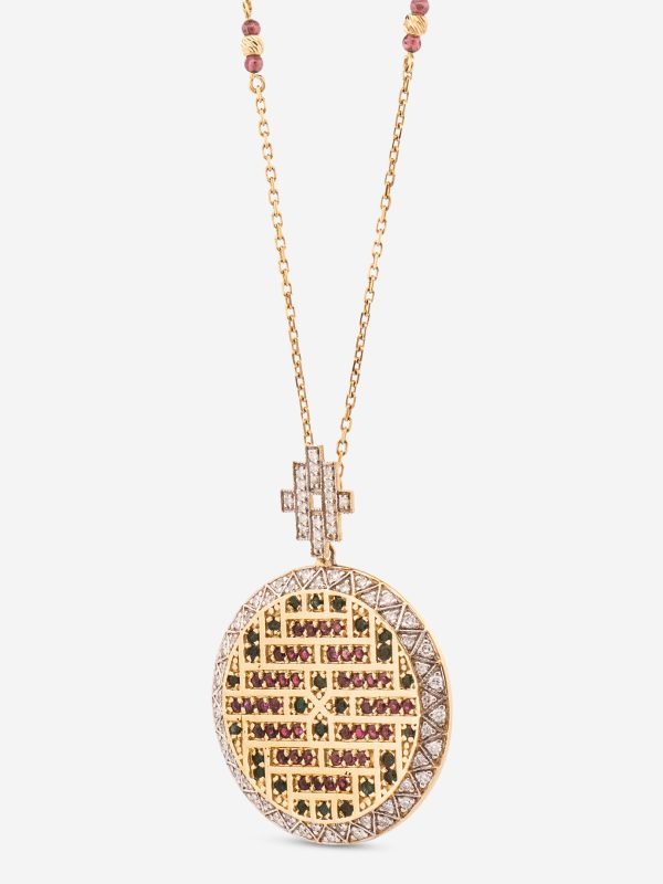 Dairesel formda zümrüt ve yakut taşlı mozaik desenli pırlanta çevrelemeli 18 ayar altın kolye tasarımı