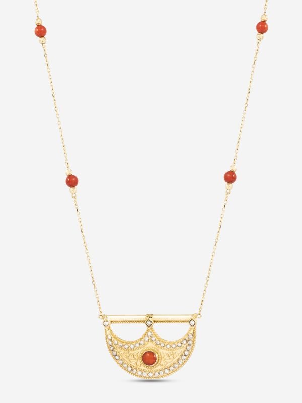 Hilal formunda tekstürlü altın işçiliği, merkezi kırmızı taş ve pırlanta mıhlamalı 18 ayar altın kolye tasarımı