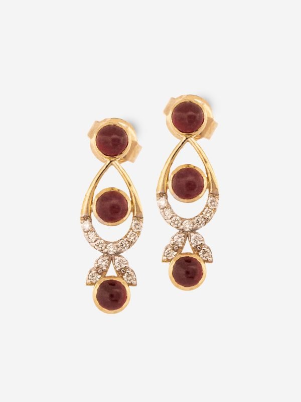 Dikey dizi (silsile) formunda üç adet doğal yakut ve pırlanta mıhlamalı 18 ayar altın sallantılı küpe tasarımı.