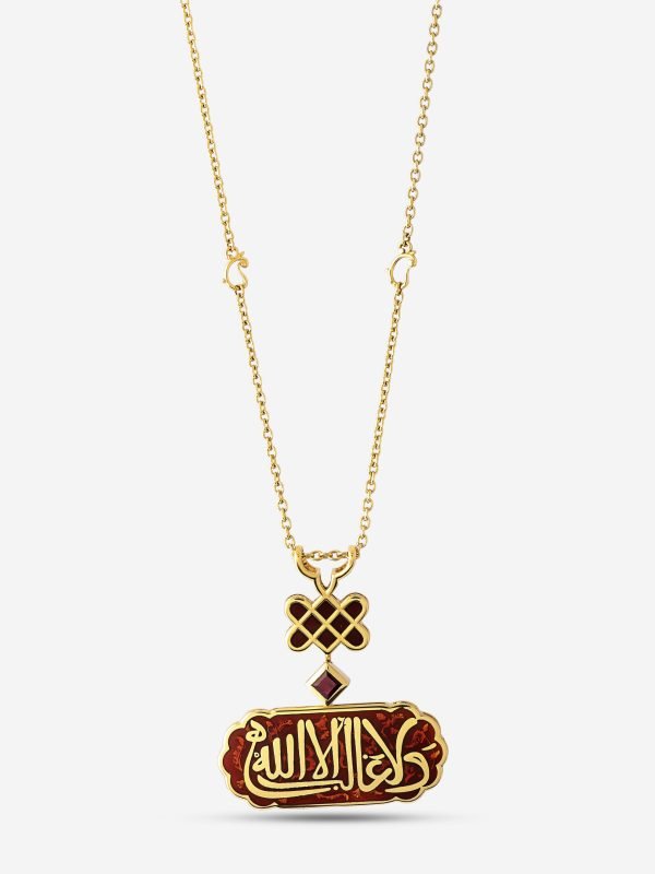 Kırmızı mine zemin üzerine altın hat sanatı işlemeli ve yakut taşlı Endülüs mimarisi formunda 18 ayar altın kolye.