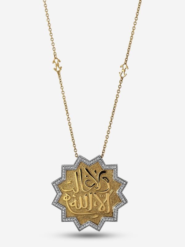 On iki köşeli geometrik yıldız formunda, merkezinde hat sanatı işlemesi ve çevresinde pırlanta dizilimleri bulunan 18 ayar altın kolye.