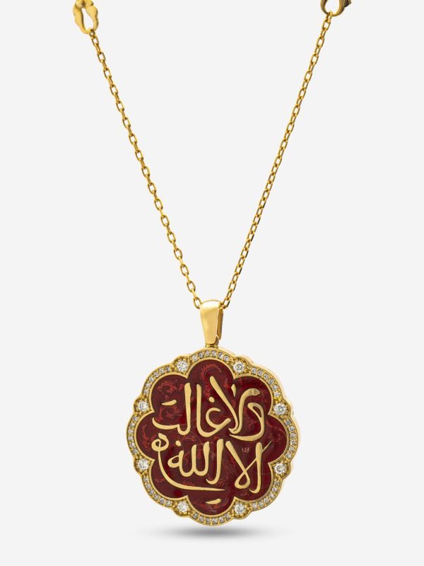 Mühür formunda kırmızı mine zemin üzerine altın hat sanatı işlemeli ve pırlanta çerçeveli 18 ayar altın madalyon kolye.