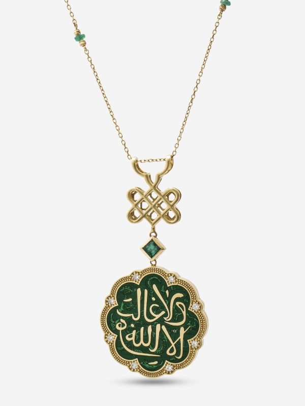 Sekiz yapraklı gül formunda, zümrüt yeşili mine zemin üzerine hat sanatı ve pırlanta çevrelemeli 18 ayar altın madalyon kolye.