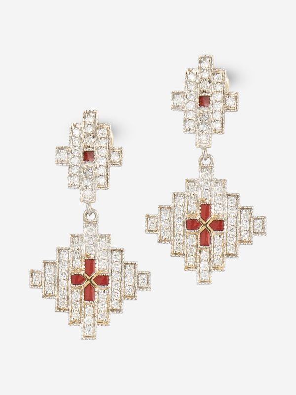 İki birimli basamaklı (tiered) formda pırlanta çevrelemeli ve merkezi mine detaylı 18 ayar altın sallantılı küpe tasarımı