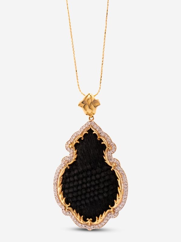 Çift sıra taş dizimli kandil formunda Kabe örtüsü motifli 18 ayar altın kolye ucu