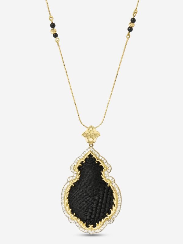 Kenarları taşlı kandil formunda Kabe örtüsü motifli 18 ayar altın kolye ucu tasarımı