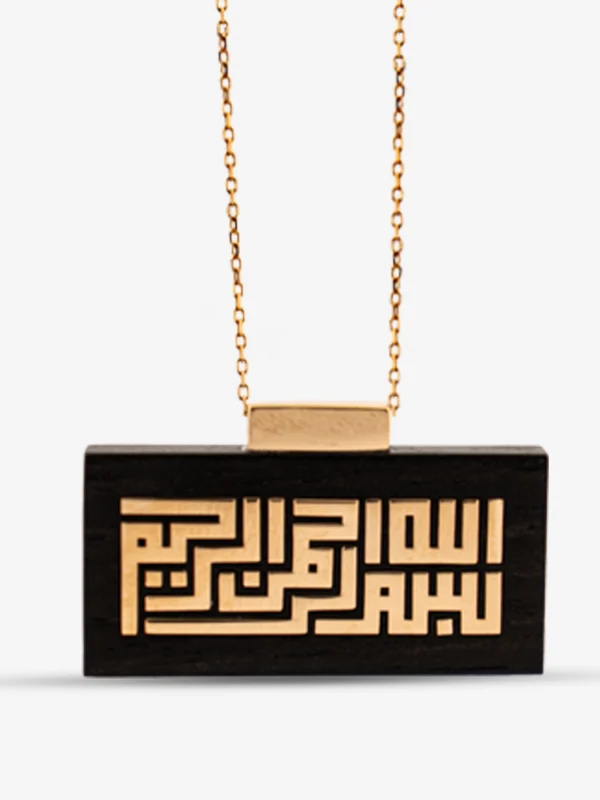 18 ayar altın kakma Kufi Besmele abanoz kolye, modern hat sanatı mücevher tasarımı.