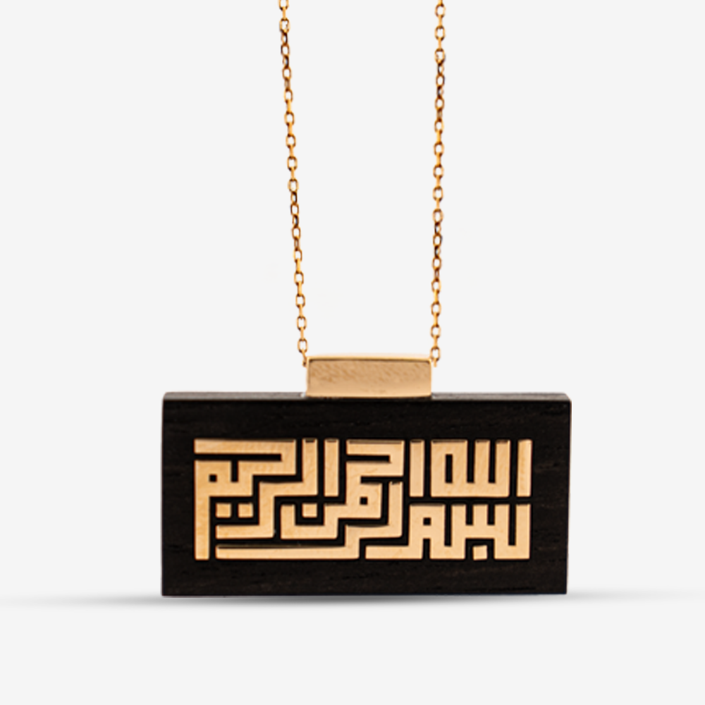 18 ayar altın kakma Kufi Besmele abanoz kolye, modern hat sanatı mücevher tasarımı.