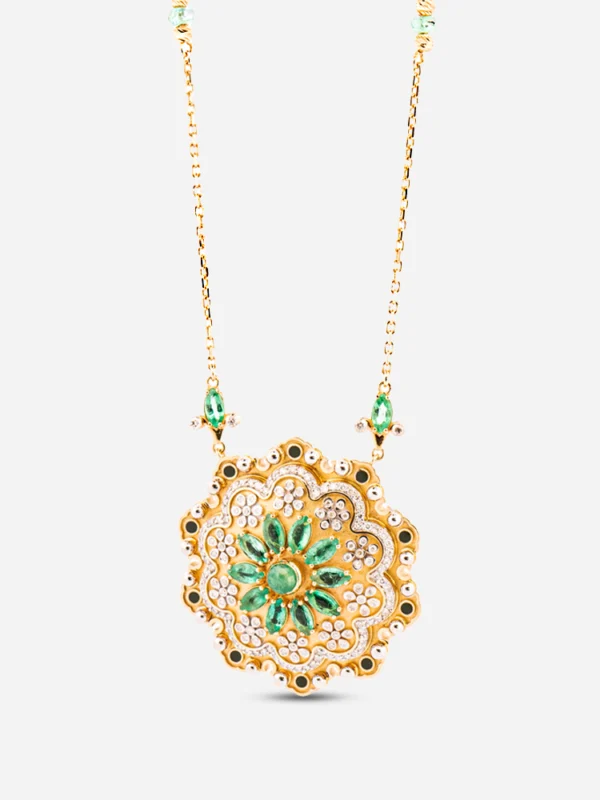 18 ayar altın yoğun pırlantalı ve zümrütlü Gevher Şad kolye, Harem koleksiyonu lüks madalyon mücevher tasarımı.