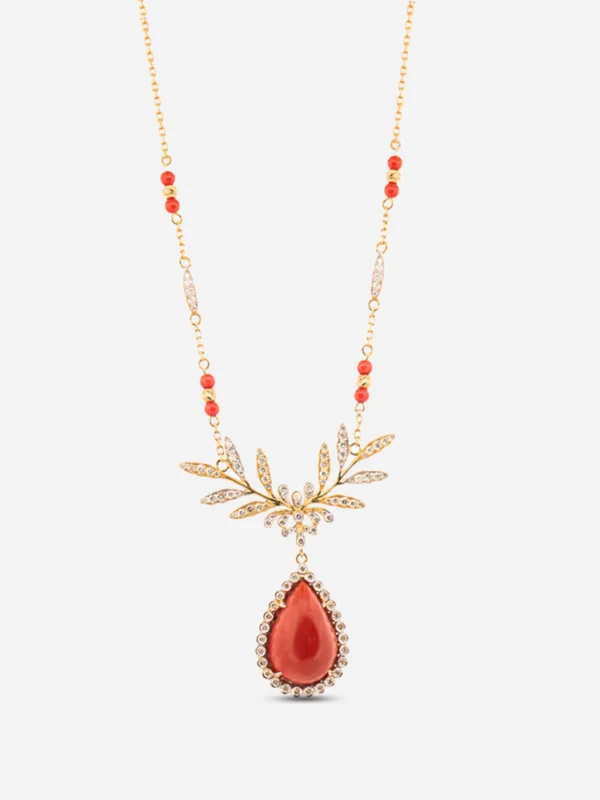 18 ayar altın pırlantalı ve damla kırmızı taşlı Harem'in Kızıl Çınarı kolye, yaprak motifli lüks mücevher tasarımı.