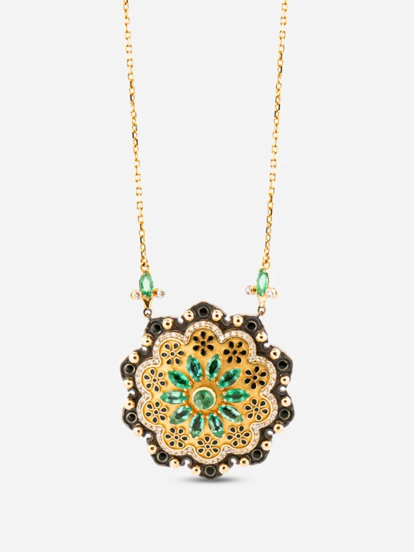 18 ayar altın pırlantalı ve zümrütlü Gevher Şad kolye, Harem koleksiyonu yeşil taşlı Osmanlı madalyon tasarımı.