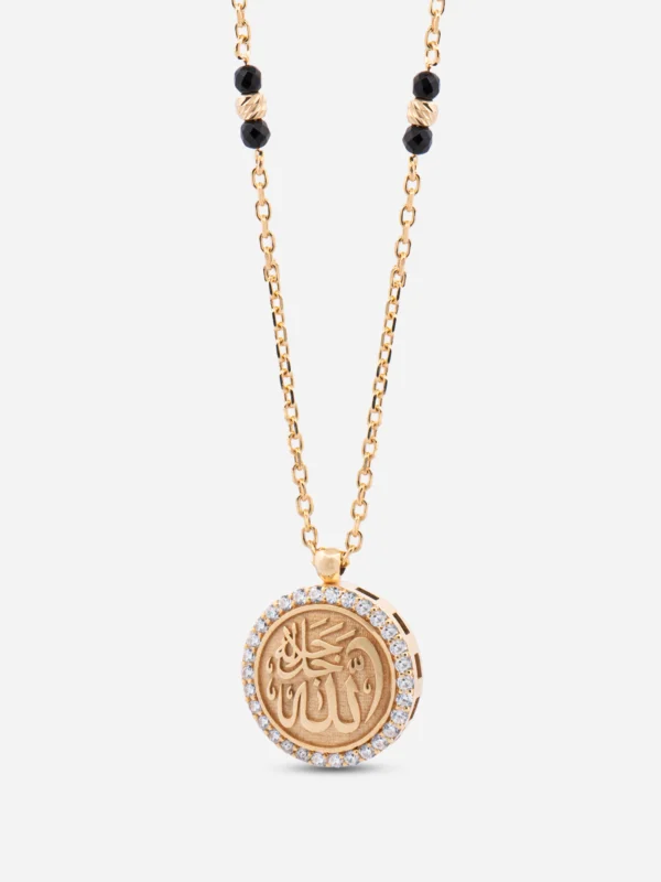 Ön yüzünde orijinal tarihi tekstil dokusu, arka yüzünde pırlanta ışıltılı taşlarla çevrili "Lâ Galibe İllâllah" kaligrafisi bulunan gümüş kolye.