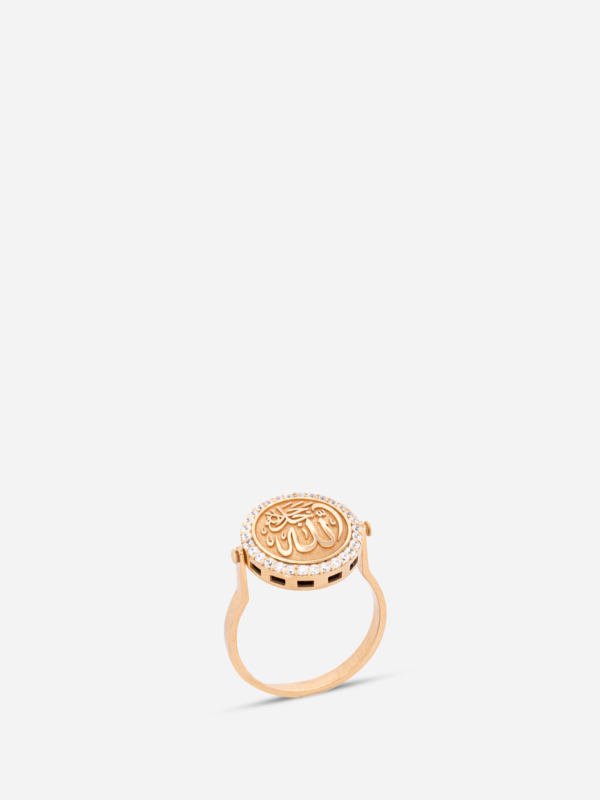 925 ayar gümüş altın kaplama, çift taraflı dönebilen yüzük; bir yüzünde orijinal tarihi tekstil parçası, diğer yüzünde mikro taşlarla işlenmiş kaligrafik tasarım.