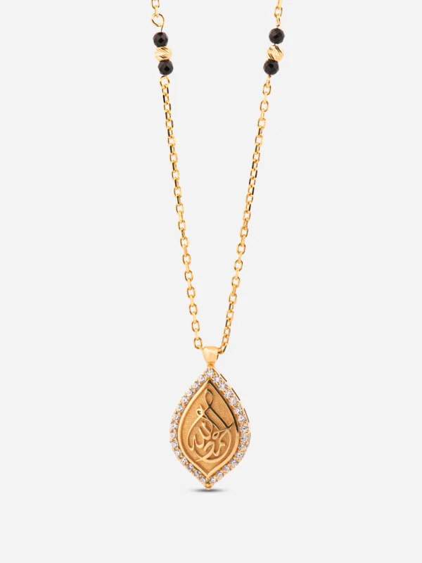 925 ayar gümüş, damla formunda, ön yüzünde orijinal tekstil dokusu ve arka yüzünde geleneksel Rûmî kalem işçiliği bulunan altın kaplama kolye.